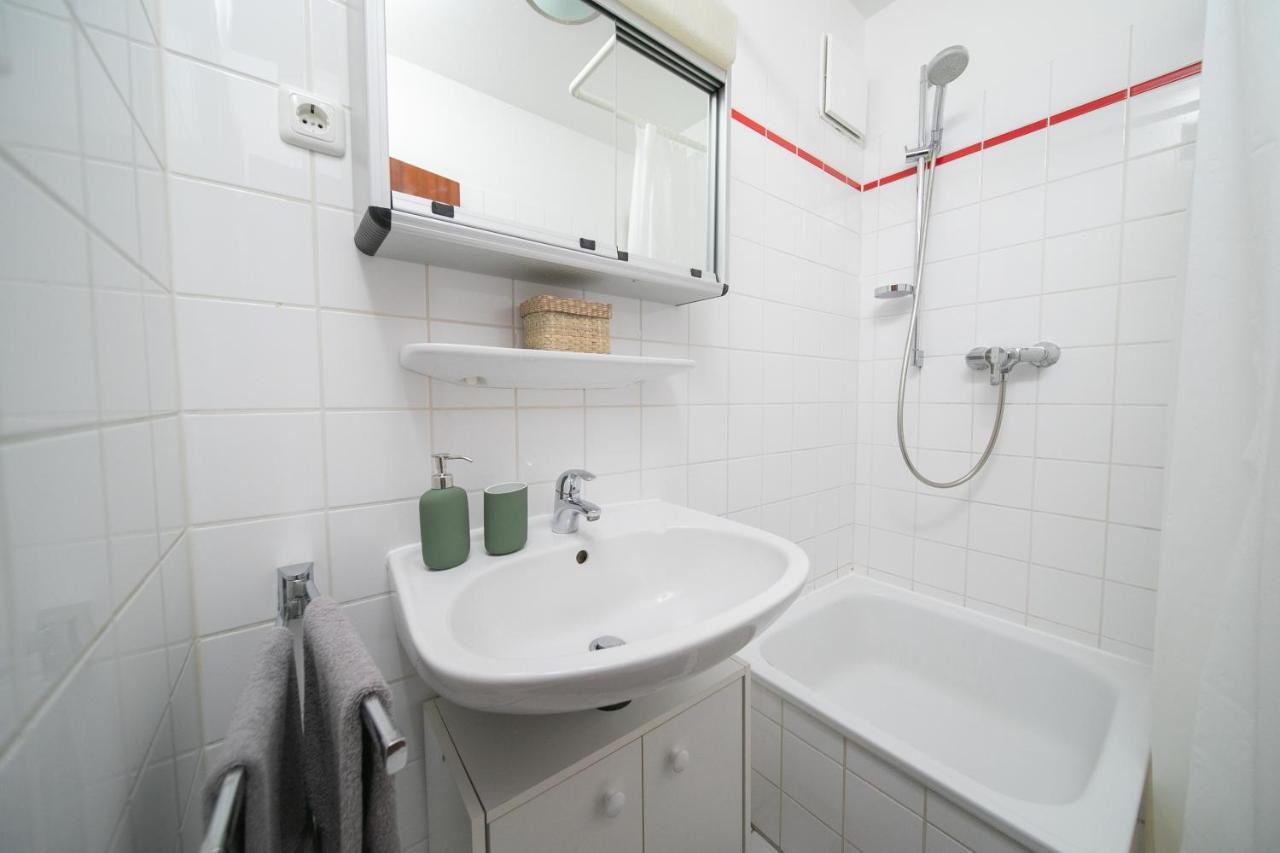 Studio Shiny - Zentral Mit Balkon - Messe - Kueche Neuss Dış mekan fotoğraf