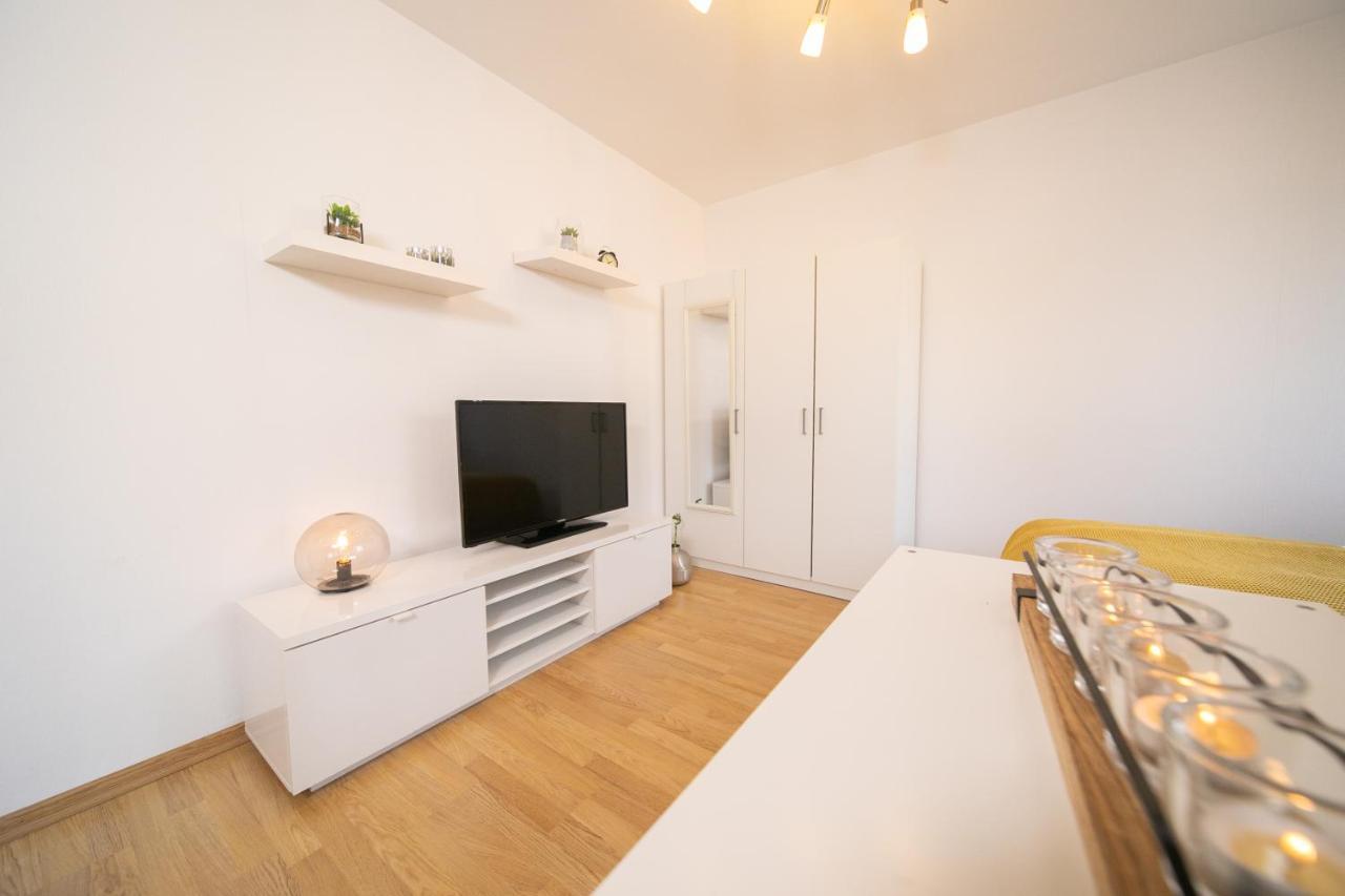 Studio Shiny - Zentral Mit Balkon - Messe - Kueche Neuss Dış mekan fotoğraf